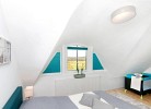 Schlafzimmer mit Kinderbett