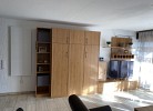 Wohnbereich mit Klappbett im Schrank
