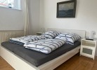 Schlafzimmer mit Doppelbett unten