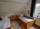 Schlafzimmer mit zwei Einzelbetten