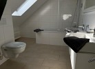 Badezimmer mit Badewanne oben