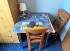 Tisch im Schlafzimmer mit Etagenbett