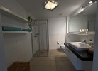 Badezimmer mit Dusche unten